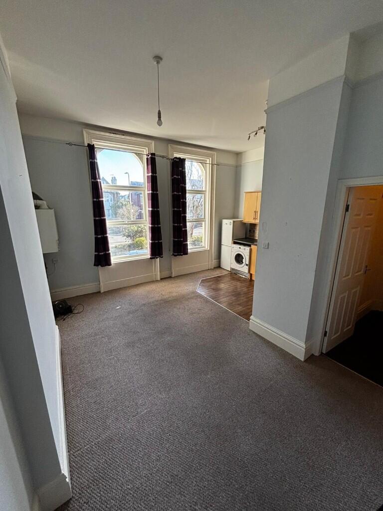 Apartment in Sefton, Birkdale - View 2
