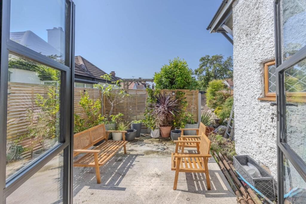 House in Southend-on-Sea - View 4