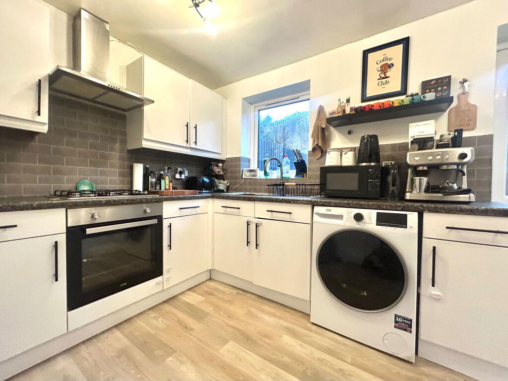 Wexford Close, Milking Bank, Dudley photo 4