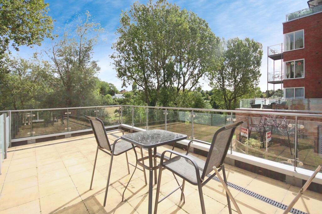 Apartment in Warwick - View 4