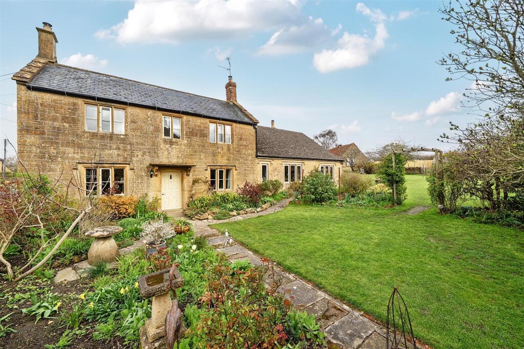 Main image of property: 56 Queen Street, Tintinhull, Yeovil