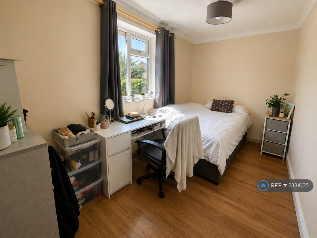 5 bedroom semi-detached house for rent
