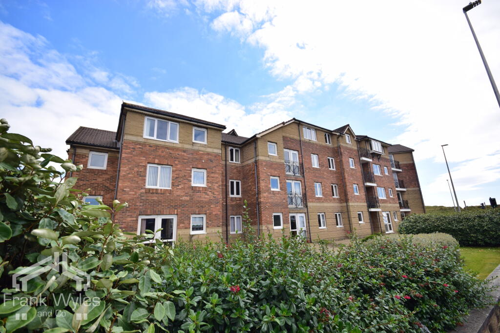 1-bed flat on Clifton Drive North, Lytham St Annes, Lancashire, £60,000