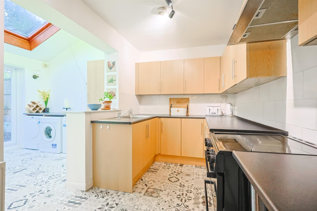 Willow Drive, Rayleigh, Essex, SS6 9LD photo 3