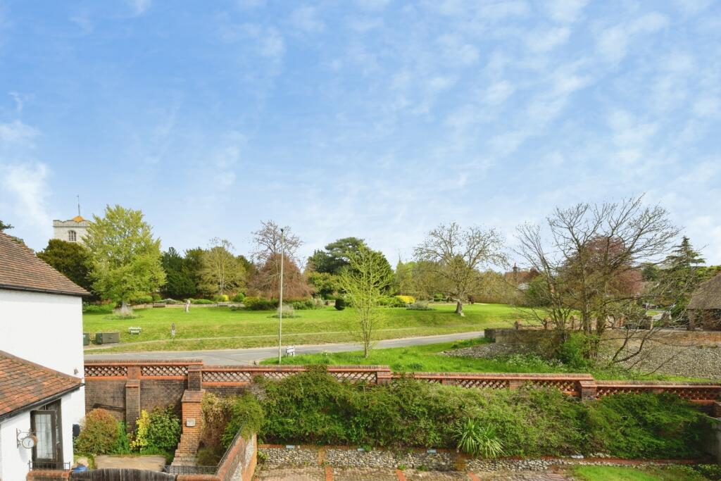 Apartment in Mole Valley, Leatherhead - More