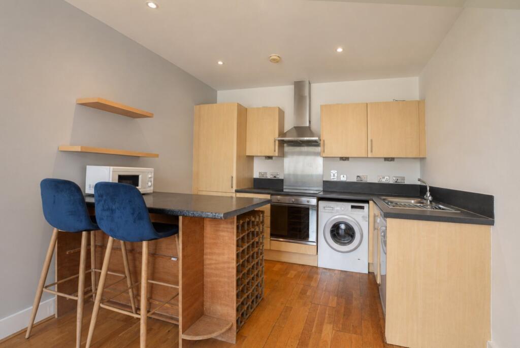 Apartment in Kingston upon Thames - View 2