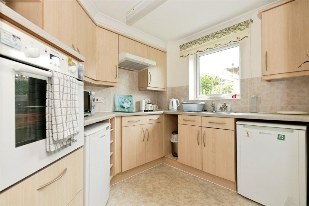 Apartment in Reigate and Banstead, Surrey - View 2