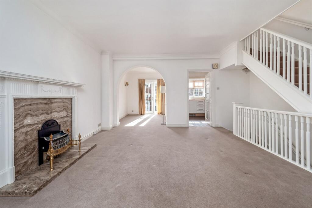 Castlegate Mews, Prestbury, SK10 photo 3