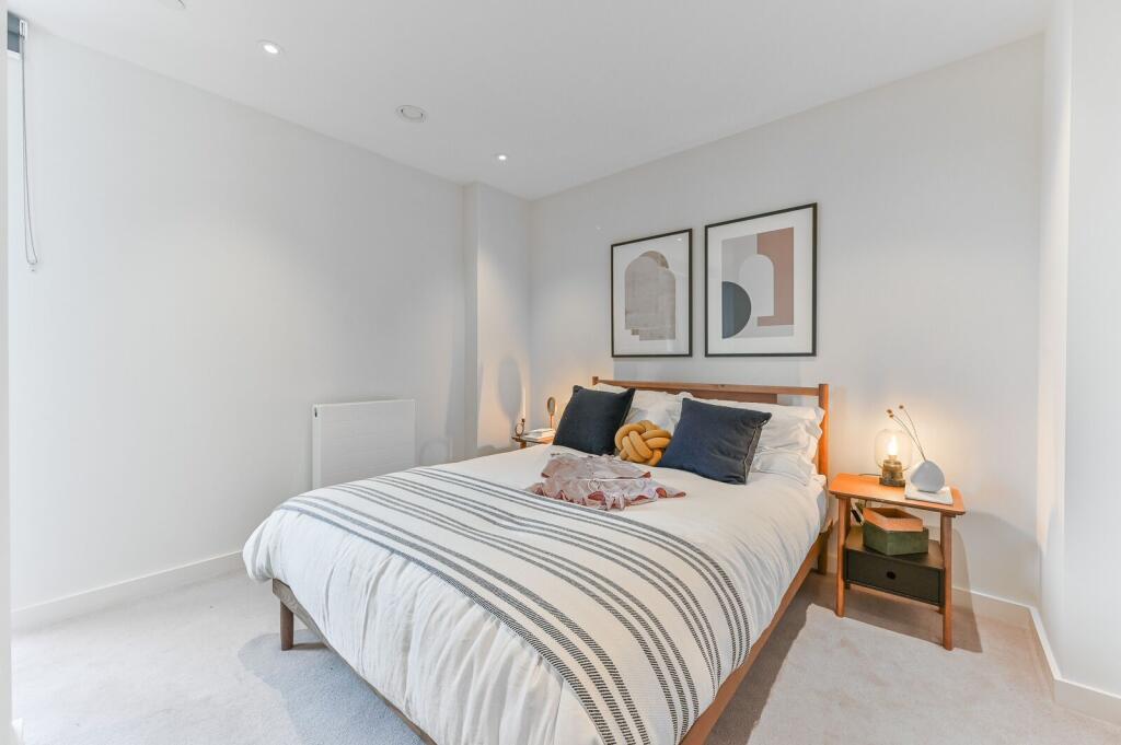 Apartment in Croydon - More