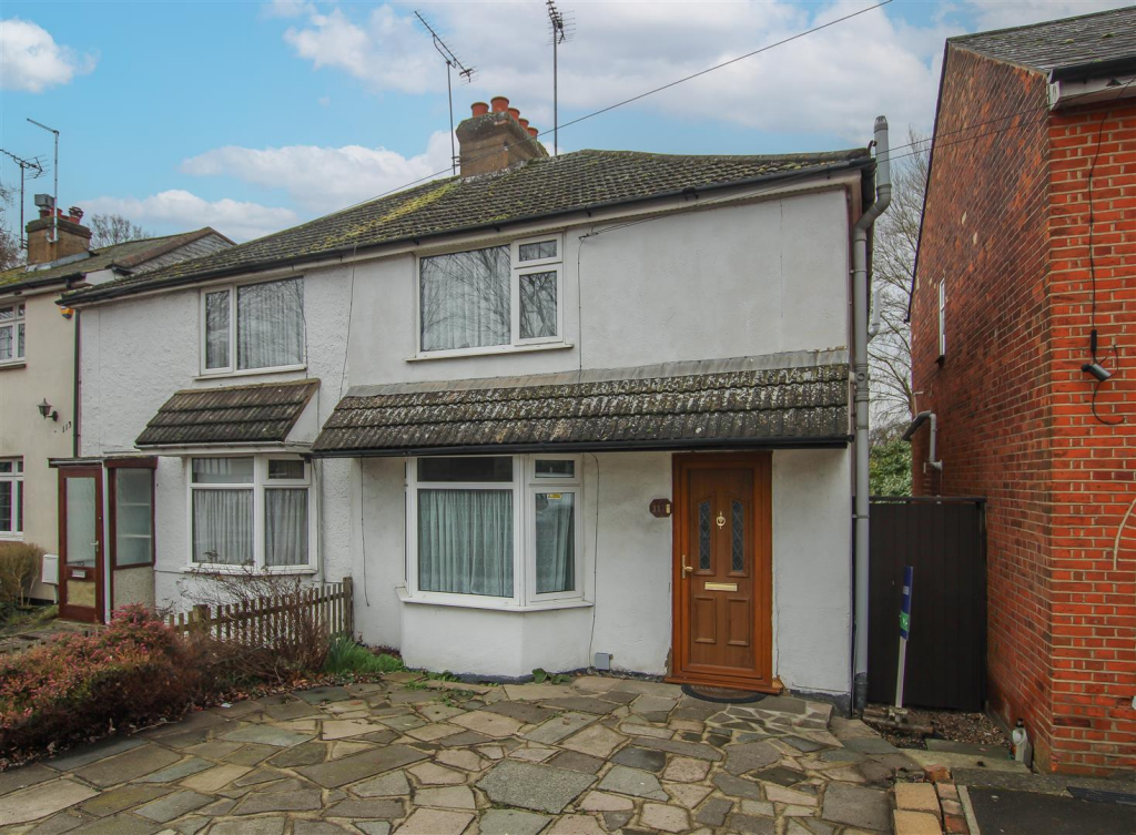 3-bed semi-detached on Ingrave Road, Brentwood, £425,000