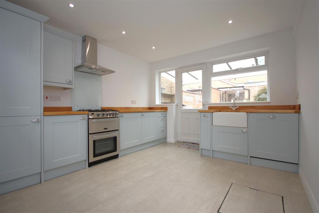 Wellingborough Road, Rushden photo 3