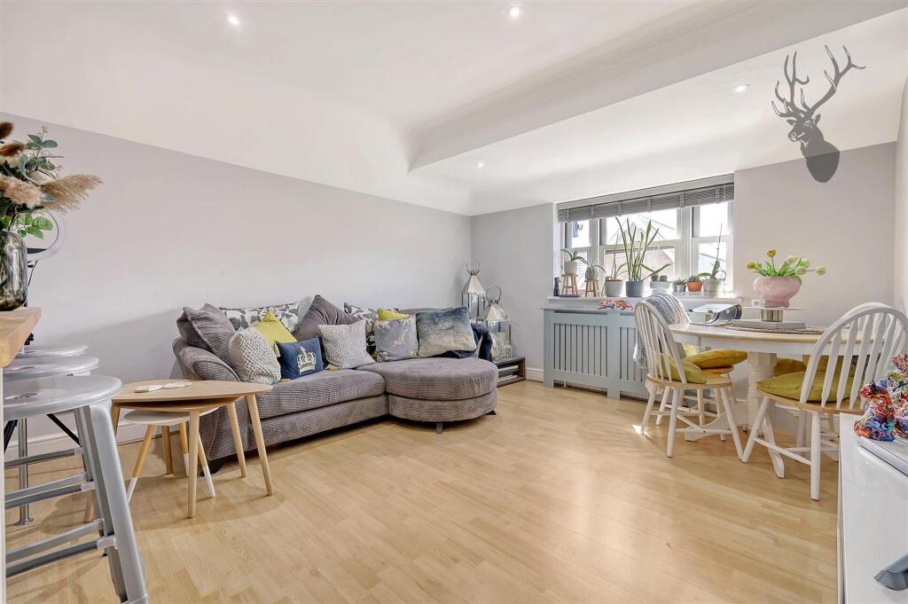 Apartment in Epping Forest, Buckhurst Hill - View 4