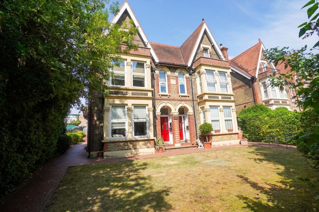Main image of property: 11 Cricket View, 123 London Road High Wycombe HP11 1BT