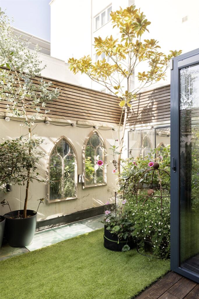 House in London - View 5