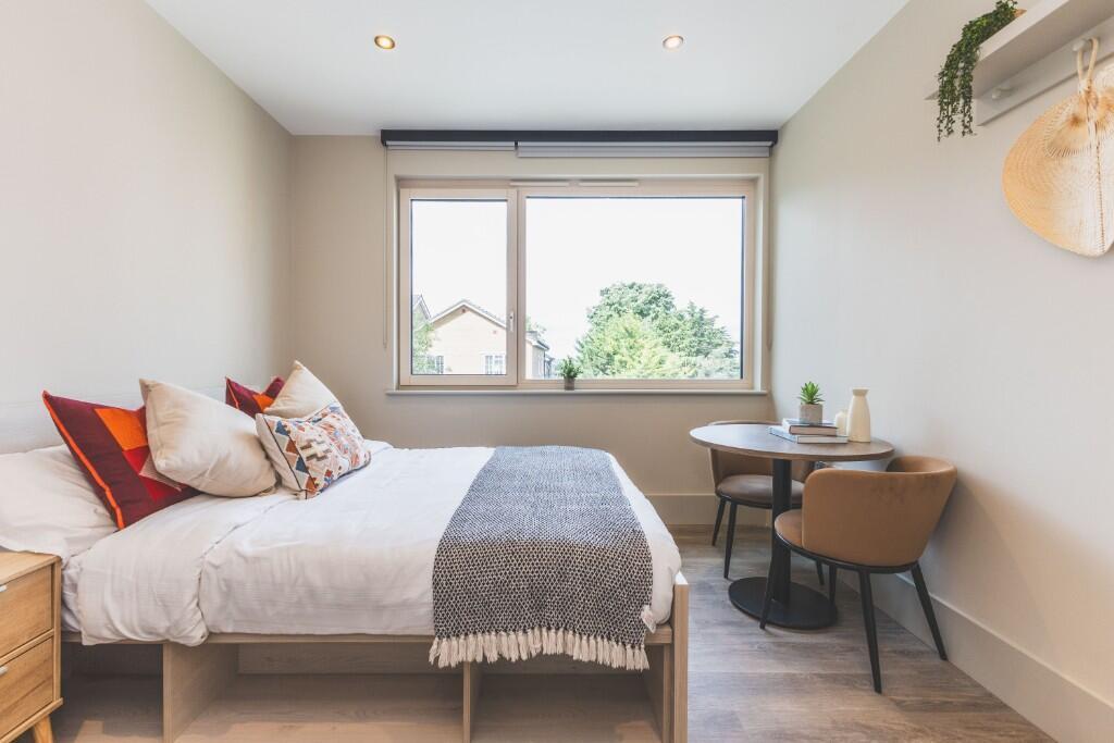 Main image of property: 44a Augustus Road, London, SW19