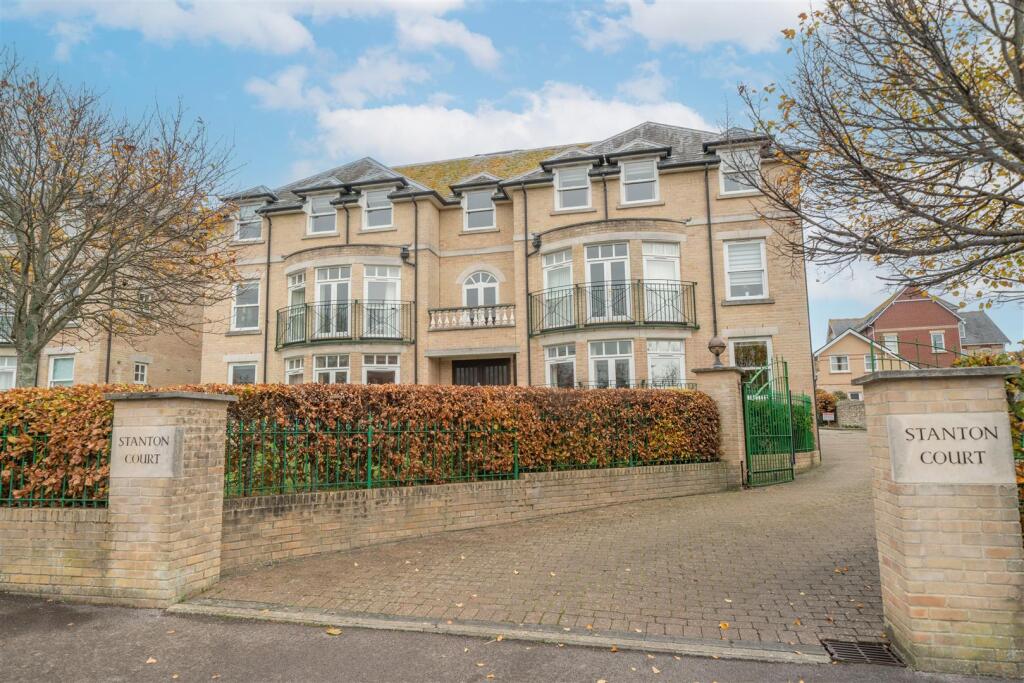 2-bed flat on Stanton Court, Melcolmbe Av, Weymouth, £280,000