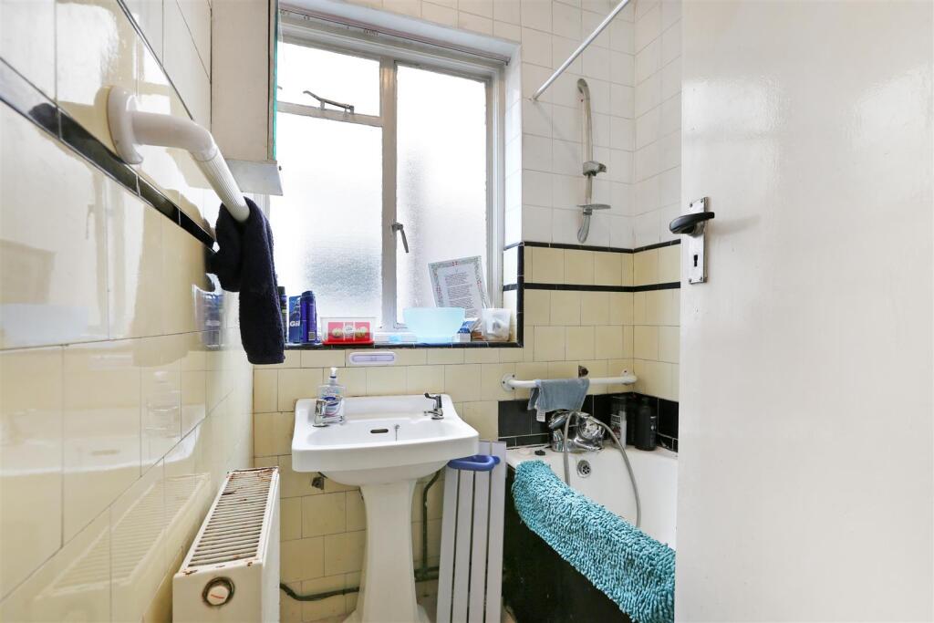 Apartment in Morden, Merton Park - View 5
