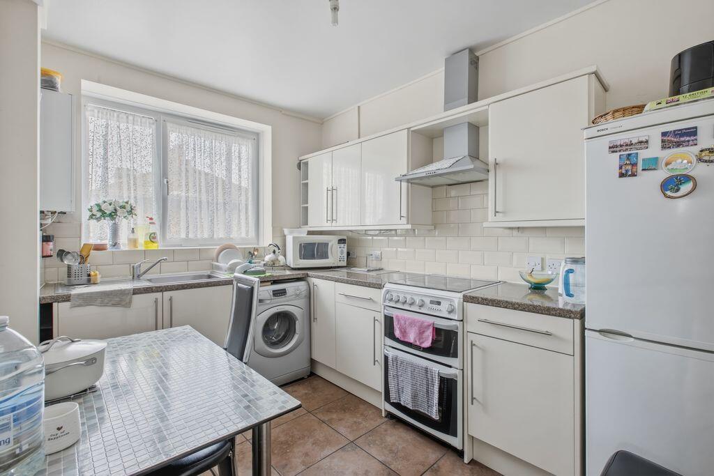 Apartment in London, Bancroft Estate, Bethnal Green - View 3
