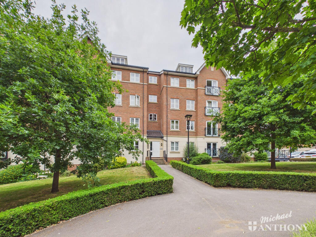 2-bed flat on Viridian Square, Aylesbury, £200,000