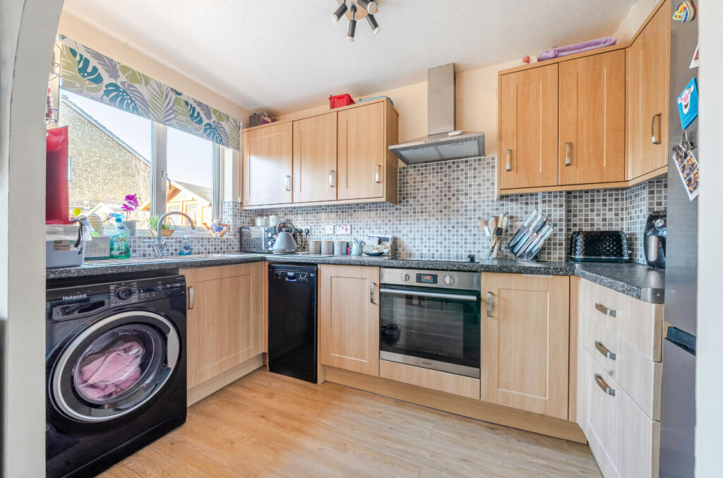 Bracken Close, Carterton, Oxfordshire photo 3