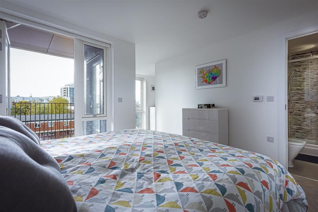 Rope Court, E14 photo 3