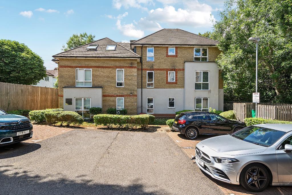 Main image of property: Hadleigh Grove, Coulsdon, Surrey, CR5 1DQ