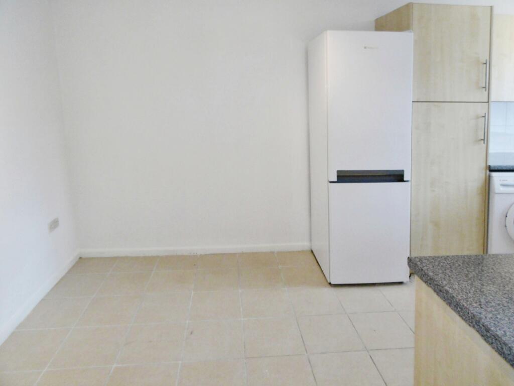 Quilter Road, Brighton Hill, Basingstoke, RG22 photo 3