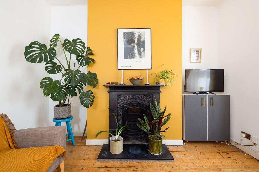 2-bed flat on Drummond Road, St. Pauls, £350,000