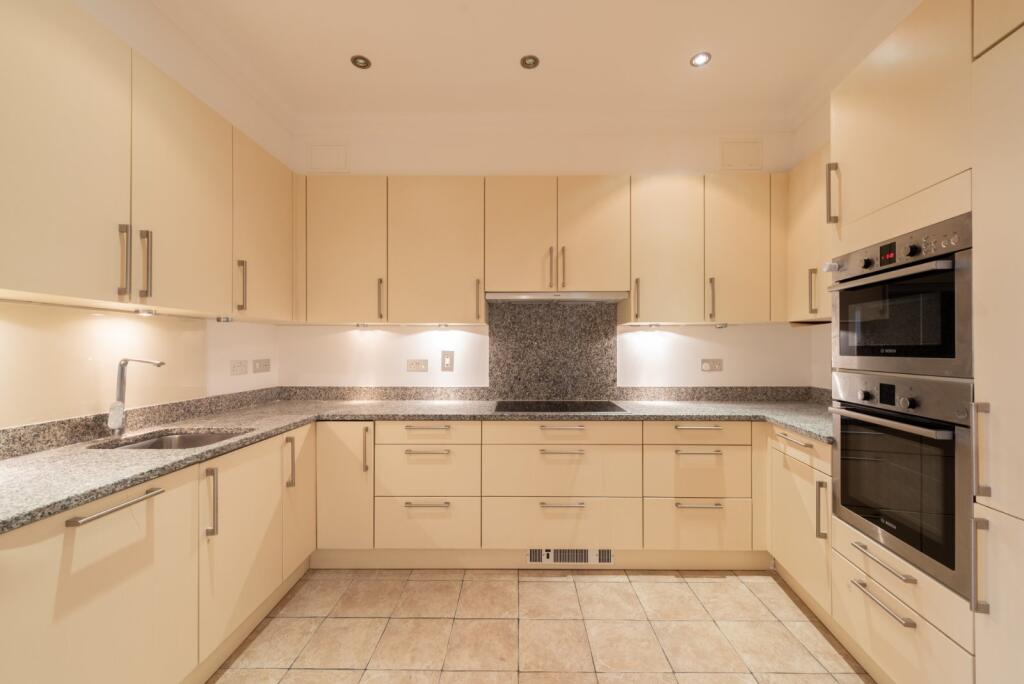 3 bedroom mews property for rent