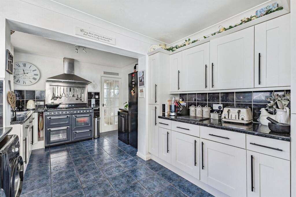 House in Paignton, St Michaels - More
