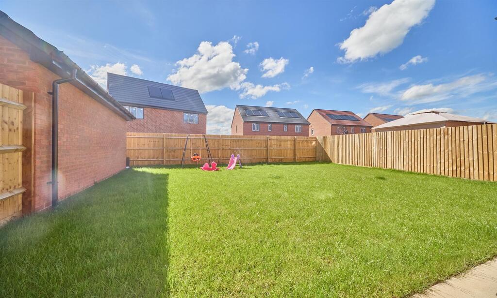 Arromanches Avenue, Hinckley - View 3