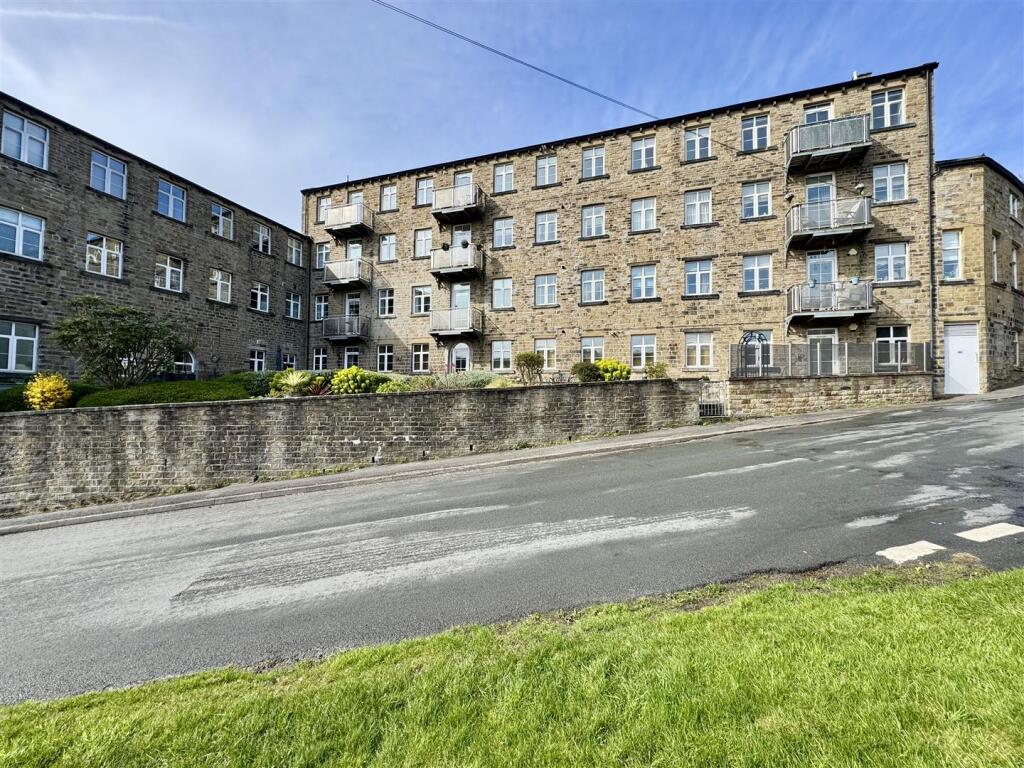 Main image of property: Sharp Lane, Almondbury, Huddersfield, HD4 6TH