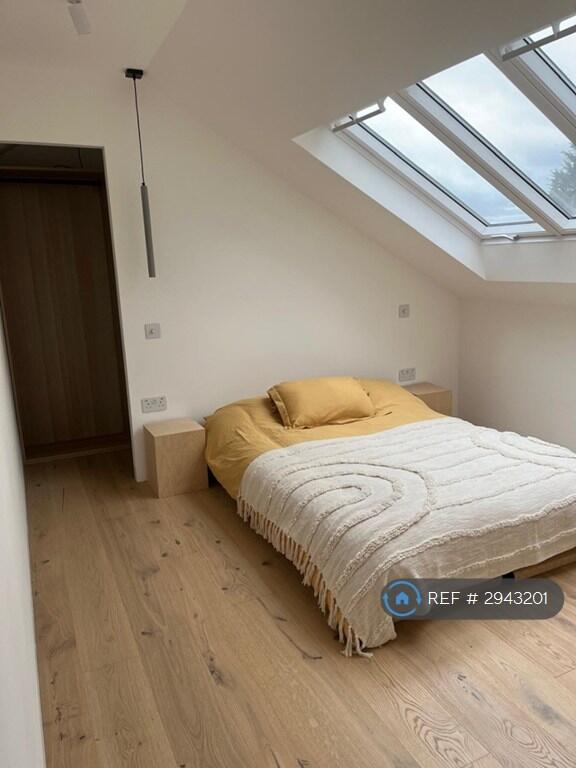 Main image of property: Waterfall Close, London, N14