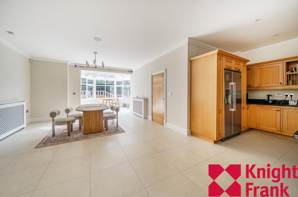 House in Sunningdale, Windsor and Maidenhead - More