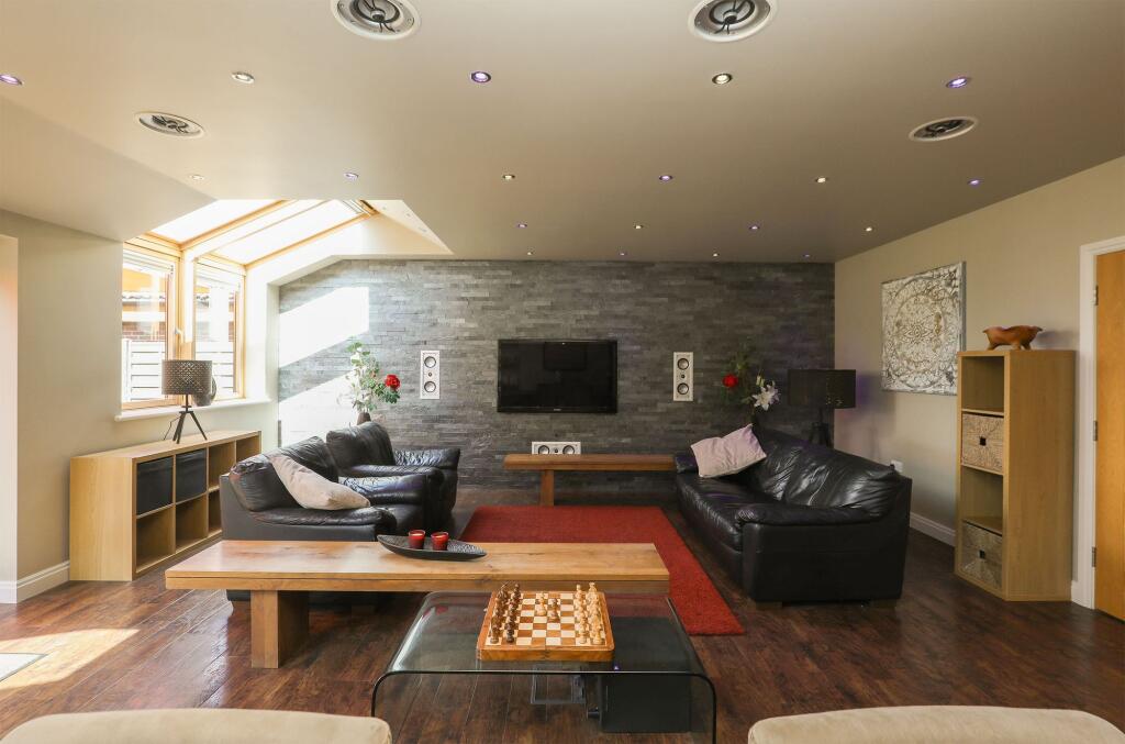 House in North East Derbyshire, New Tupton - View 4