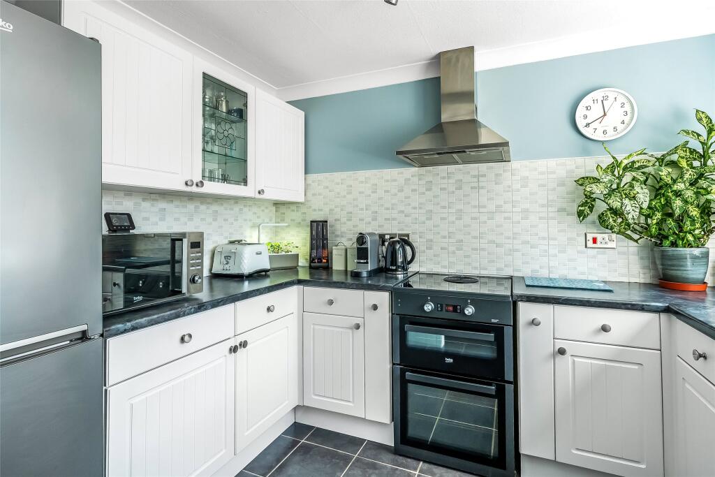 Oaks Close, Leatherhead, Surrey, KT22 photo 3