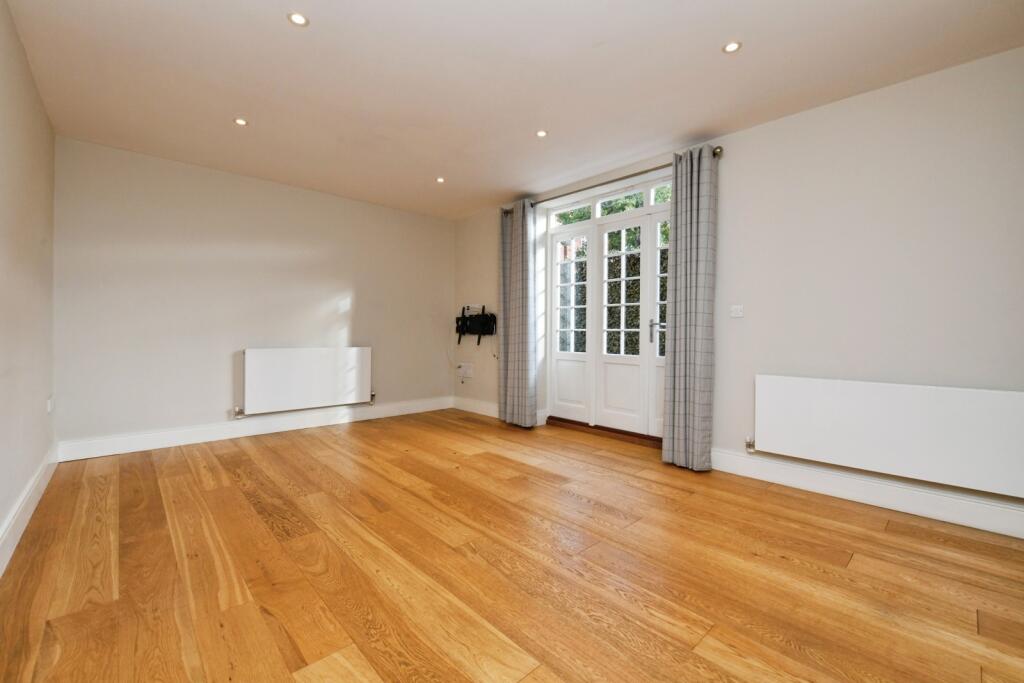 The Galleries, Warley, Brentwood, Essex, CM14 photo 3