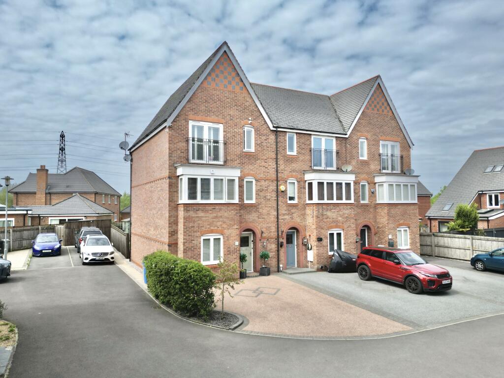 4-bed semi-detached on Lamprey Drive, Altrincham, Trafford, £600,000