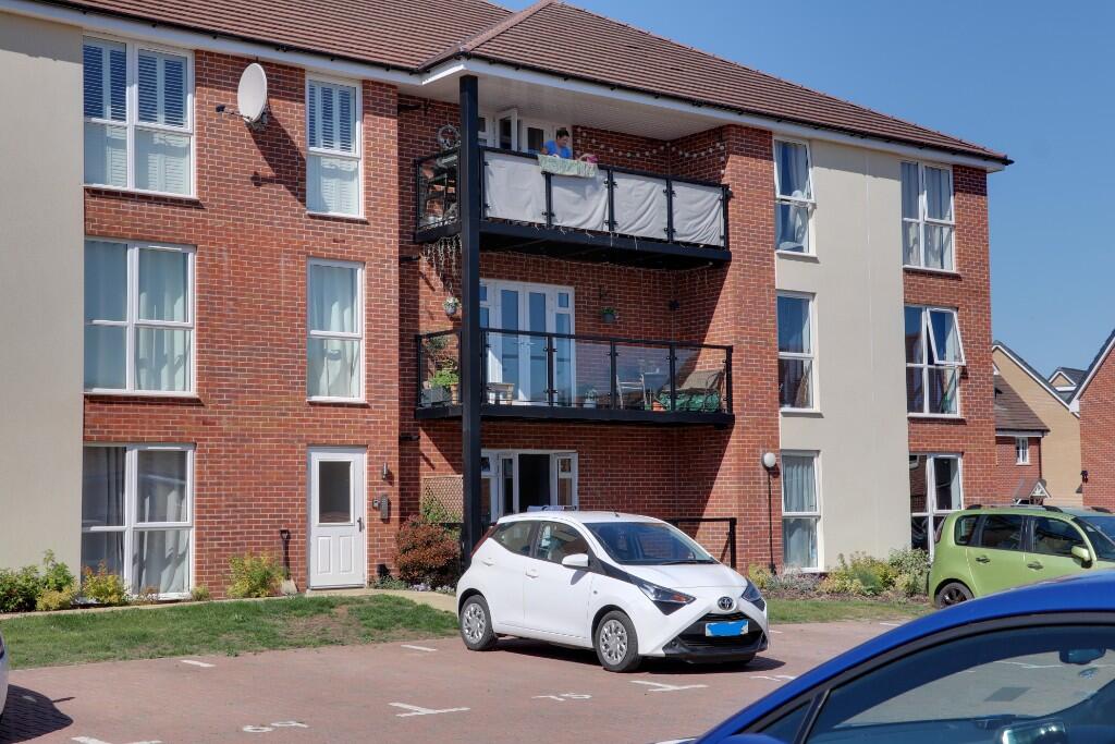 2-bed apartment on Hollyhock Way, Biggleswade, Bedfordshire, SG18, £270,000