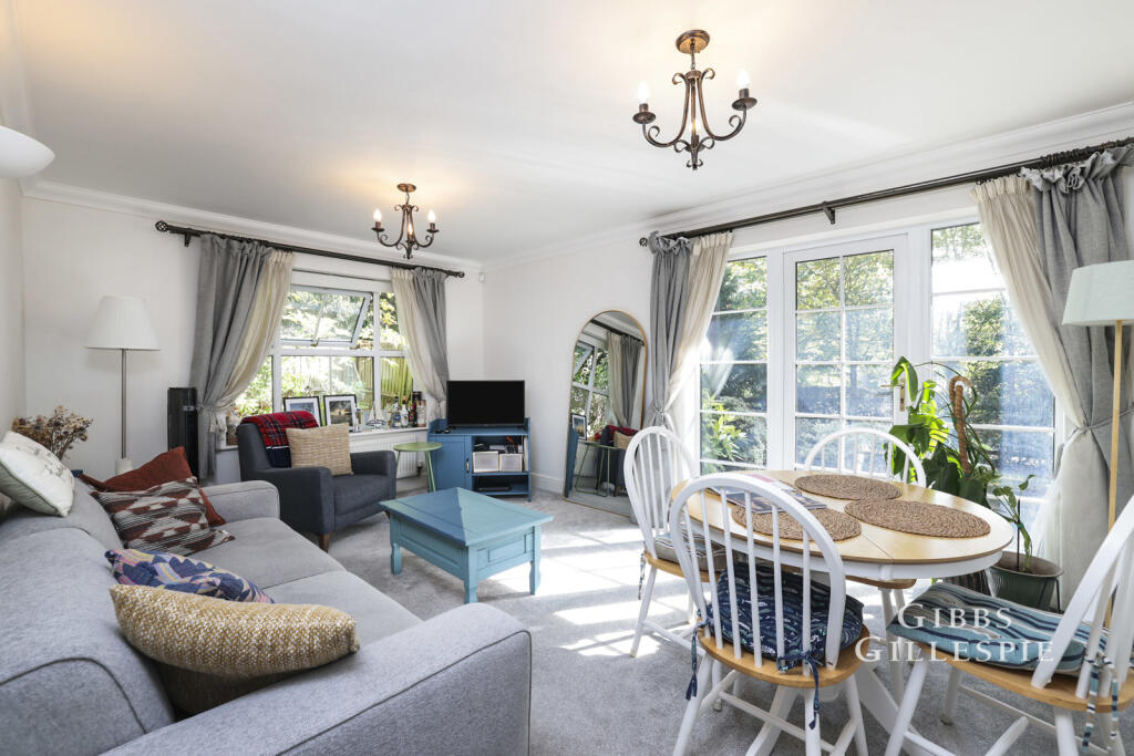 Apartment in Slough - More