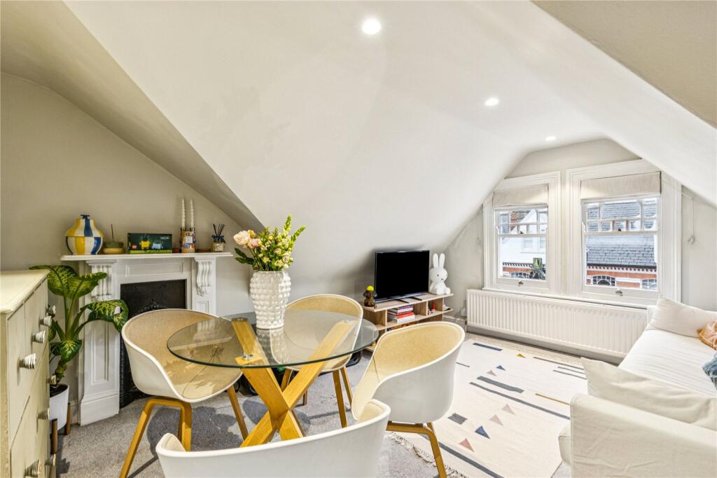 1-bed apartment on Crockerton Road, SW17, £375,000