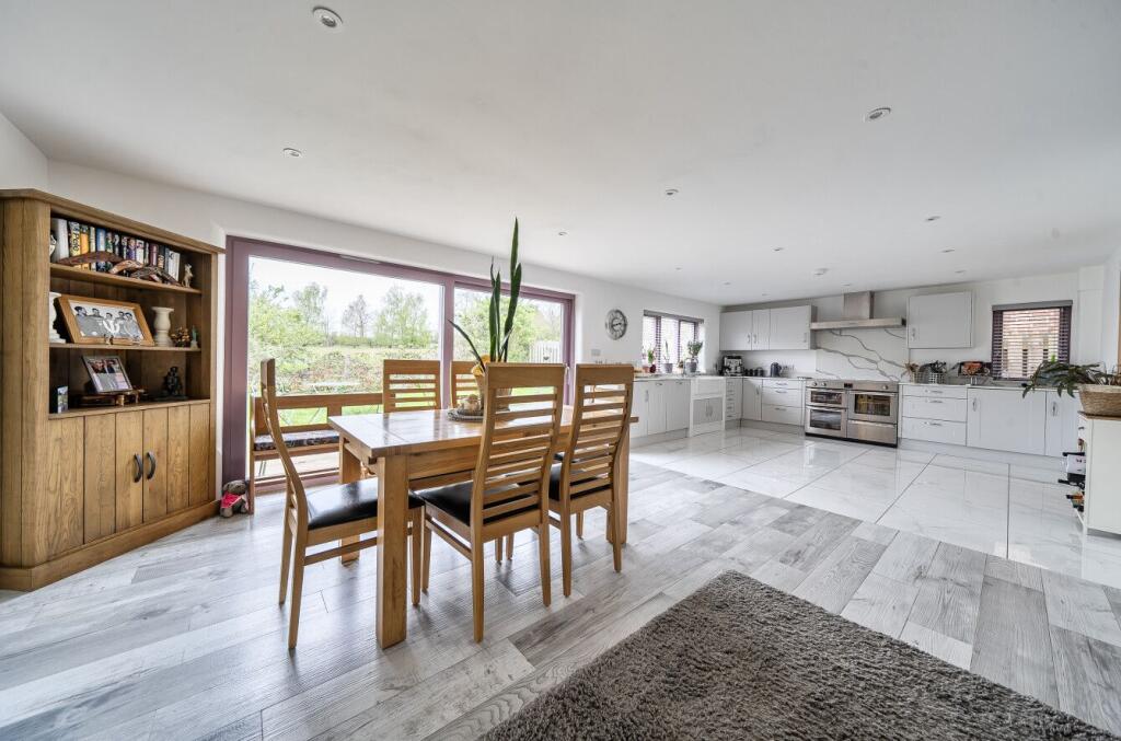 Oak Tree Gardens, Walworth Road, Picket Piece, Andover, SP11 6ZF photo 4