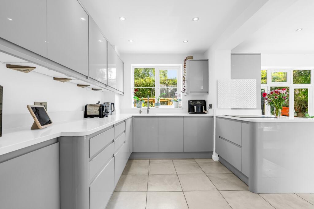 House in Welwyn Hatfield, Hertfordshire - More
