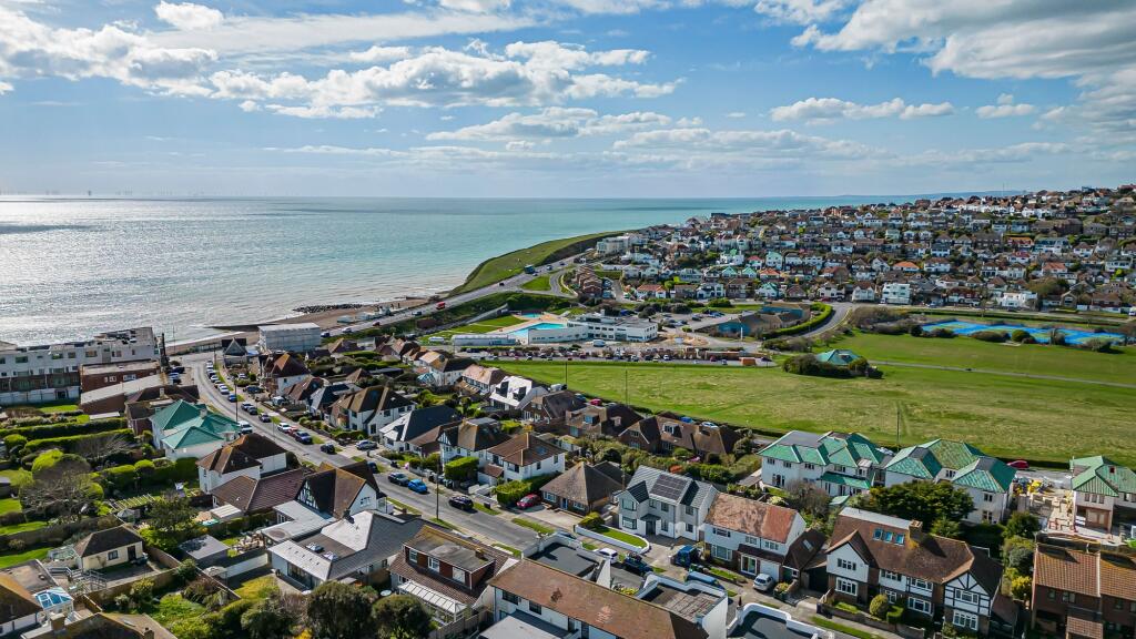 Chichester Drive East, Saltdean, BN2 photo 3