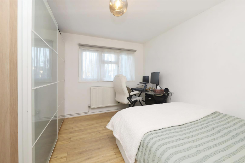 Apartment in London, London Borough of Hillingdon - More