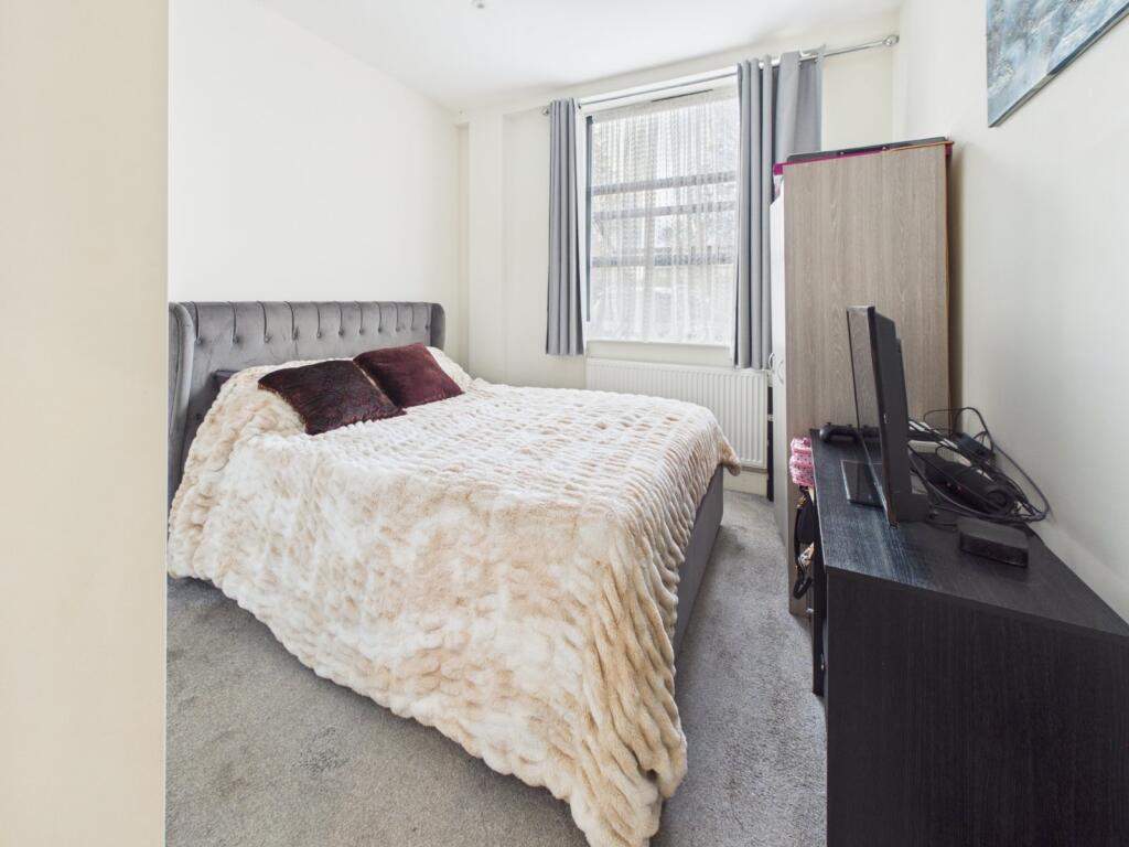 Apartment in Slough - View 5