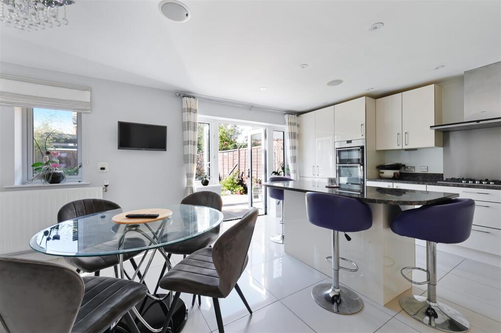 Glanville Way, Epsom photo 3