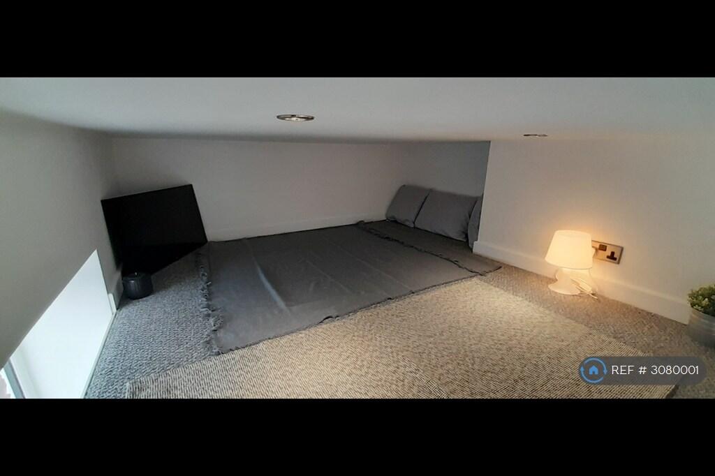 Apartment in Stoke-on-Trent - View 4