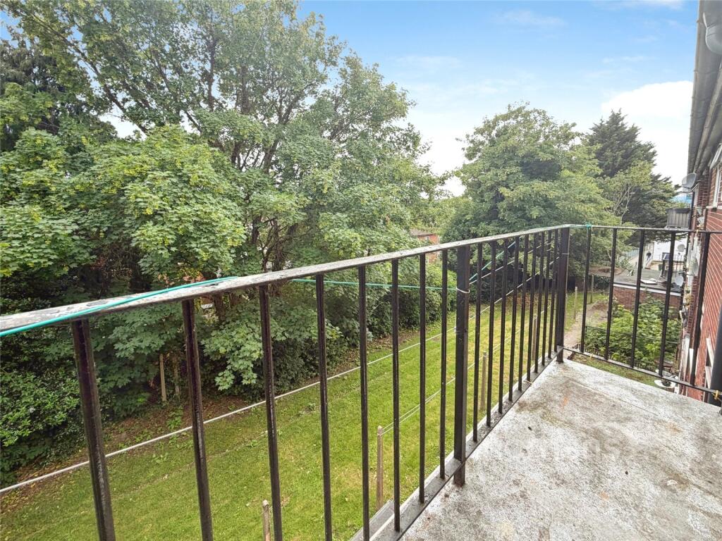 Apartment in Surrey Heath, Surrey - View 4