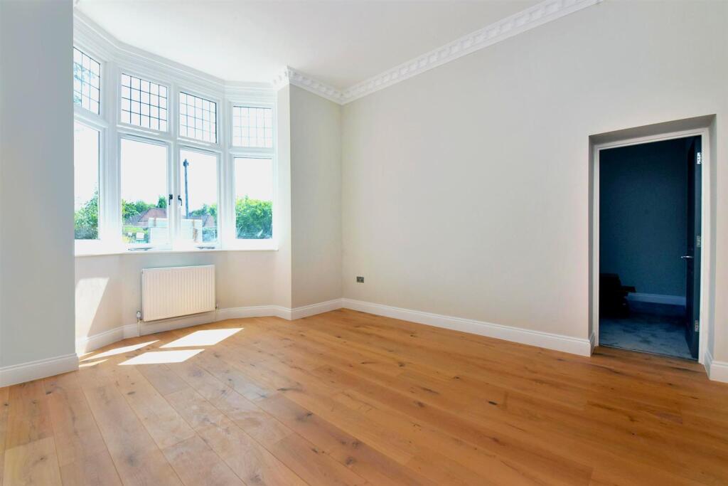 Apartment in London, Benhilton - View 3